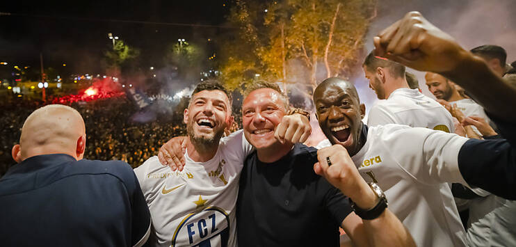 Bereits am 1. Mai konnte der FC Zürich den Meistertitel zum ersten Mal feiern. Nun gibt es bald die offizielle Feier mit Freinacht. (Bild: KEYSTONE/MICHAEL BUHOLZER)