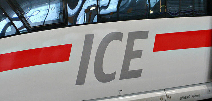 Ein achtjähriger Junge wurde von dem ICE-Zug überrollt und starb. (Symbolbild: wikipedia.org/Sebastian Terfloth)