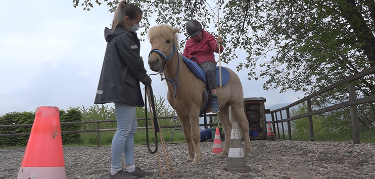 An der Schweizerische EPI Stiftung in Zürich wird die Therapie auf dem Rücken von Pferden seit Jahren angeboten. (Bild: TOP-Medien)