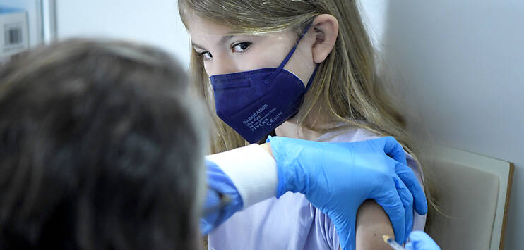 Kinder zwischen 6 und 11 Jahren dürfen nun ebenfalls mit Moderna geimpft werden. (Archivbild: KEYSTONE/APA/APA/ROLAND SCHLAGER)