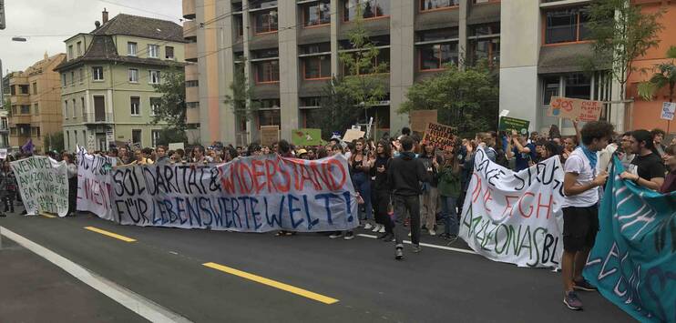 Etwa 200-300 Personen demonstrieren in der Stadt Zürich gegen die Feuer im Amazonas. (Bild: TELE TOP/Nicole Zintzsche)