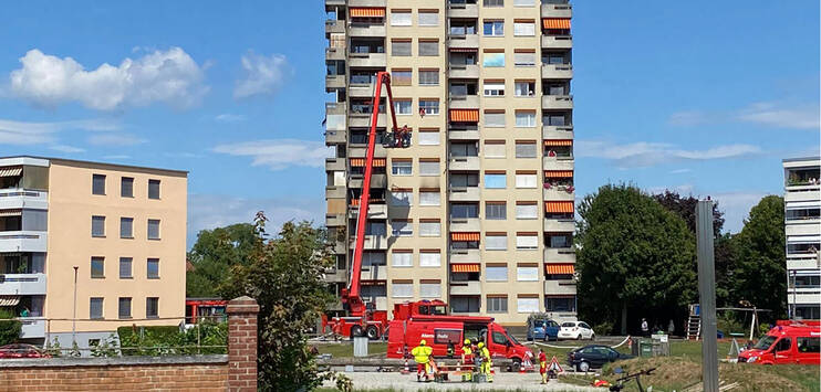 In Amriswil ist in einem Wohnblock ein Feuer ausgebrochen. Die Feuerwehr ist vor Ort. (Bild: TOP REPORTER)