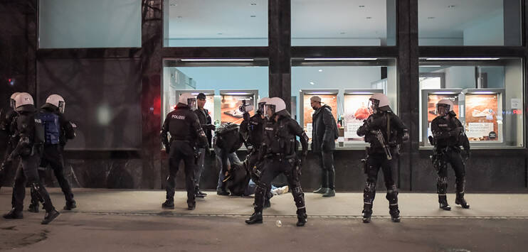 Polizisten nehmen einen Jugendlichen fest. (Bild: KEYSTONE/Michel Canonica)