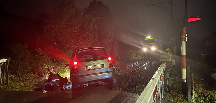 Ein stark angetrunkener Autofahrer ist Dienstagnacht auf einem Bahnübergang in Winterthur-Veltheim im Schotter stecken geblieben. (Bild: Stadtpolizei Winterthur)