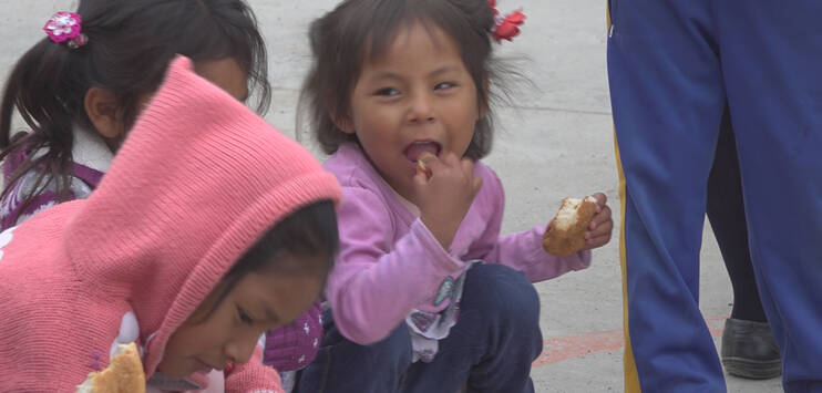 Bei den Projekten ausserhalb der Schulmauern hilft das Kinderwerk in den ärmsten Regionen rund um die Hauptstadt Lima. 2'500 Kinder bekommen täglich ein Frühstück. (Bild: TELE TOP)