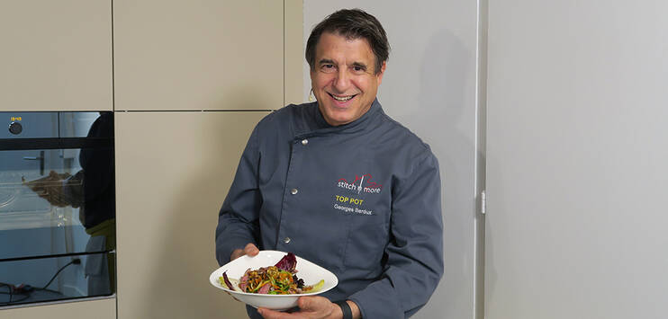 TOP POT-Koch Georges Berdux zeigt, wie man einen Herbstsalat mit Rehrückenfilet zubereitet. (Bild: TOP-Medien)