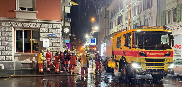 Ein Brand im Zürcher Langstrassenquartier forderte ein Grossaufgebot der Feuerwehr. (Bild: Schutz & Rettung Zürich)