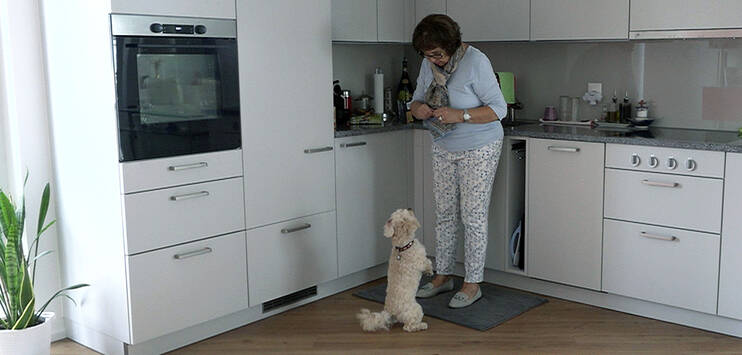 Nicht ohne meinen Hund - Jeannette Frei hat spezifisch eine Seniorenwohnung auch für ihren Hund gesucht. (Bild: TOP-Medien) 