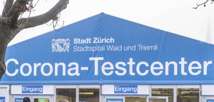 Beim Testzentrum des Stadtspitals Triemli in Zürich mussten am Sonntag hunderte Personen abgewiesen werden. (Bild: KEYSTONE/ENNIO LEANZA)