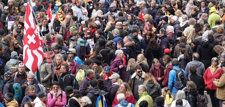 Fast tausend Personen waren in der Schaffhauser Innenstadt anwesend. (Bild: twitter.com/element)