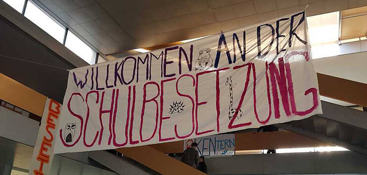 Die Kantonsschule Enge in Zürich wird von Klimaschützerinnen und Klimaschützer besetzt. (Bild: Monika Freund/Keystone-SDA)