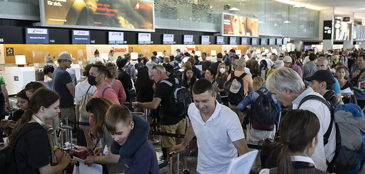 Hunderte Passagiere müssen wegen der ausgefallenen Passkontrolle am Flughafen Zürich Wartezeiten in Kauf nehmen. (Symbolbild: KEYSTONE/ENNIO LEANZA)