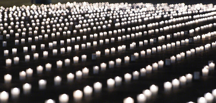 Mit Kerzen und Lichtern wollen Menschen am Donnerstagabend für Frieden demonstrieren. (Symbolbild: KEYSTONE/PETER SCHNEIDER)