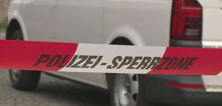 Die Kantonspolizei Zürich fahndet nach mehreren Personen, die am Donnerstag in Greifensee eine Bijouterie überfallen haben. (Bild: BRK NEWS)
