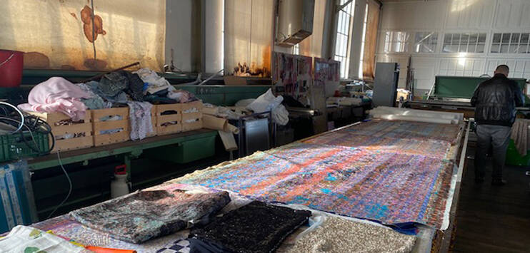 In der Fabrikhalle des Textilunternehmens dürfen Kunstschaffende experimentieren. (Bild: TOP MEDIEN/ Jeanine Gut)