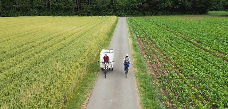 Im eigens dafür konstruierten Cargo E-Bike mit integriertem Zeltaufbau ist man bestens ausgerüstet für eine abenteuerliche Reise durch die Ostschweiz. (Bild: TOP-Medien)