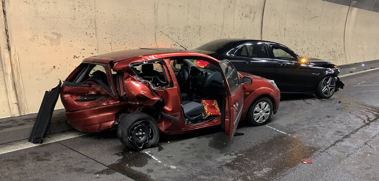 Das Auto des Rasers prallte nach dem Unfall mehrfach gegen die Tunnelwände. (Bild: Kantonspolizei Zürich)