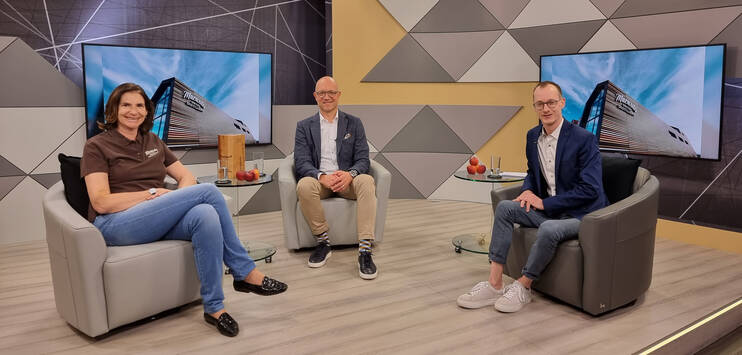 Martina Boessow und Rolf Müller sprechen mit Stefano Bollmann über den Preis. (Bild: TOP-Medien)