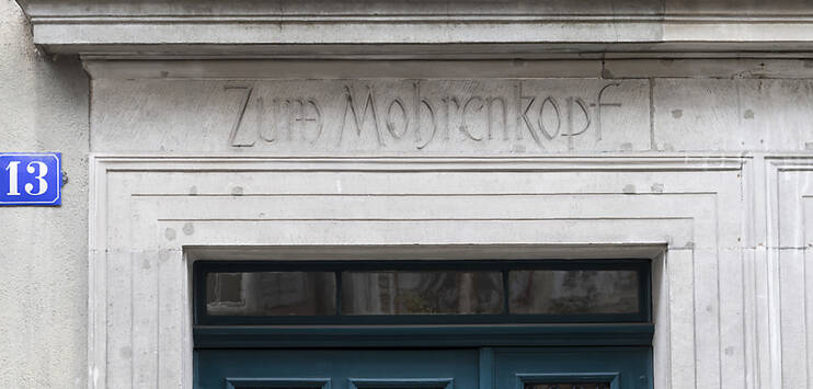 Die Inschrift des Hauses «Zum Mohrenkopf» im Zürcher Niederdorf soll abgedeckt werden. (Archivbild: KEYSTONE/ENNIO LEANZA)