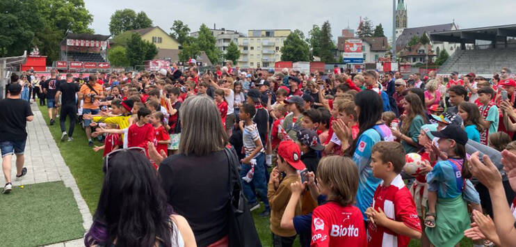 Auf der Schützenwiese ging die Aufstiegsparty mit zahlreichen Kinder und FC Winterthur Fans weiter. (Bild: RADIO TOP)
