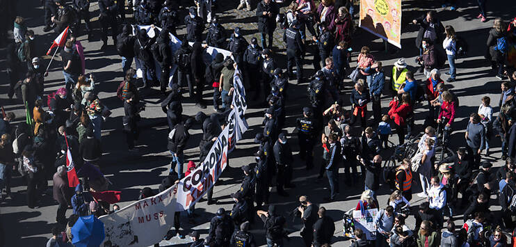 Demonstranten der Antifaschistischen Aktion und Corona-Skeptiker werden von der Polizei voneinander abgeschirmt, am Sonntag in Konstanz. (Bild: KEYSTONE/GIAN EHRENZELLER)