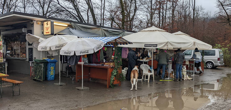 Auf dem Hundeweihnachtsmarkt stellen fünf Aussteller verschiedene Produkte Rund um den Hund aus. (Bild: TELE TOP)