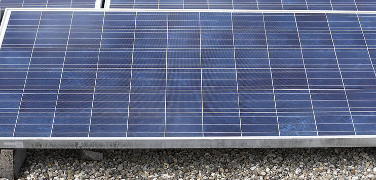 Auf dem Dach des neuen Frauenfelder Hallenbads sollen mehr Solarpanele gebaut werden. (Symbolbild: KEYSTONE/GAETAN BALLY)
