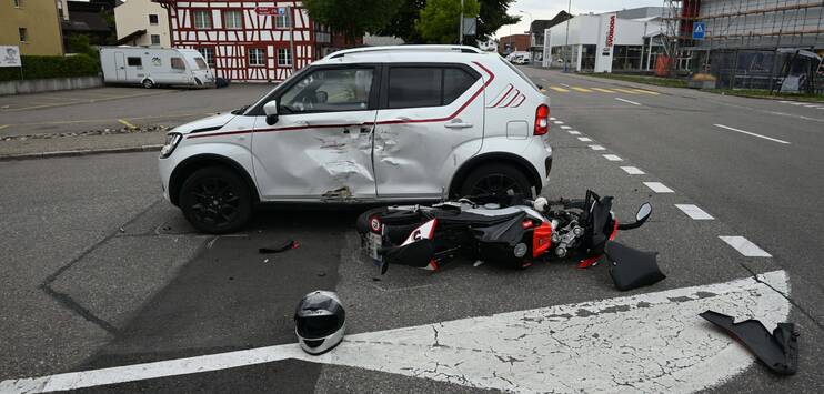 Der 16-jährige Motorradfahrer kam mit leichten Verletzungen davon. (Bild: Kapo SG)