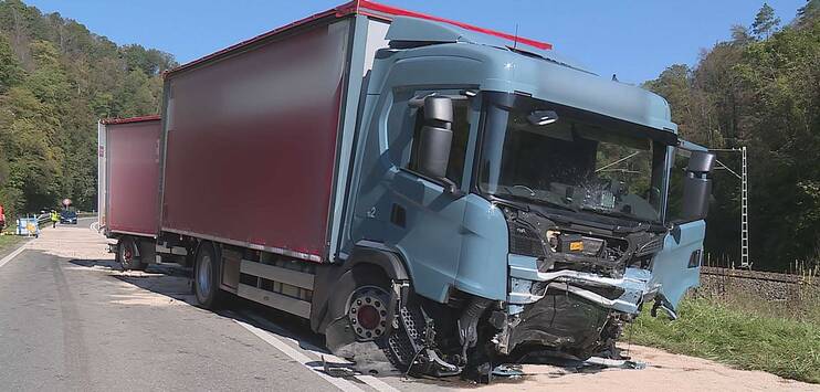 Die völlig zerstörte Front des Lastwagens zeigt die Wucht des Aufpralls. (Bild: BRK News)