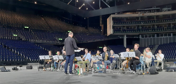 Für das Zurich Jazz Orchestra war die Probe im Zürcher Hallenstadion ein wahrscheinlich unvergessliches Erlebnis. (Bild: RADIO TOP / Vivien Sasso)