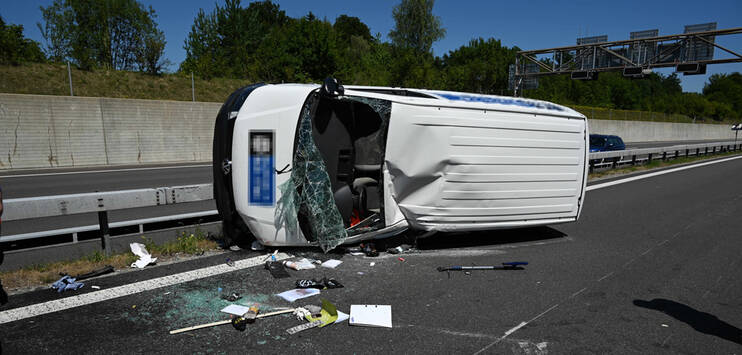 Ein Lieferwagen hat sich auf der A1 bei Abtwil SG überschlagen. Der Lieferwagenfahrer wurde dabei leicht verletzt. (Bild: Kantonspolizei St.Gallen)