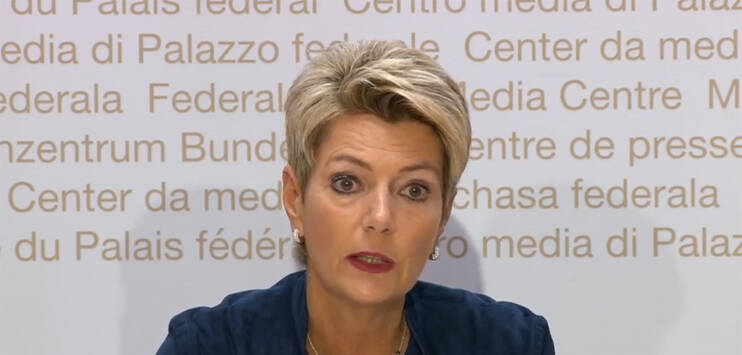 Bundesrätin Karin Keller-Sutter an der Medienkonferenz über die terroristischen Gefähreder. (Screenshot: youtube.com/Der Schweizerische Bundesrat)