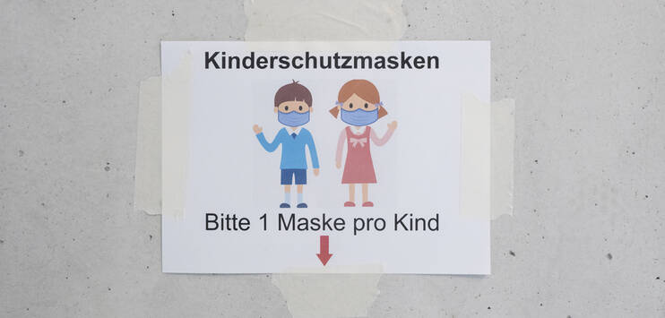 Kinder müssen in Zürich in der Schule eine Maske tragen. Nicht alle Eltern sind einverstanden, eine zusätzliche Belastung für die Lehrpersonen. (Symbolbild: KEYSTONE/Ennio Leanza)