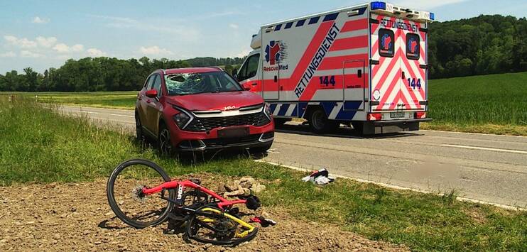 Der 81-jährige Velofahrer stiess in Hörhausen TG mit einem Auto zusammen und verletzte sich dabei lebensbedrohlich. (Bild: BRK News)