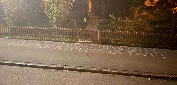 «Ja zur Geflüchtetenaufnahme. Nein zur rassistischen SVP.» (Bild: Junge Aktivisten Kreuzlingen)