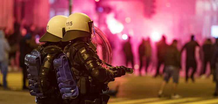 In der St. Galler Innenstadt haben Jugendliche die Polizei attackiert. Sie bewarfen die Einsatzkraefte mit Gegenstaenden. (Bild: KEYSTONE/ Michel Canonica)