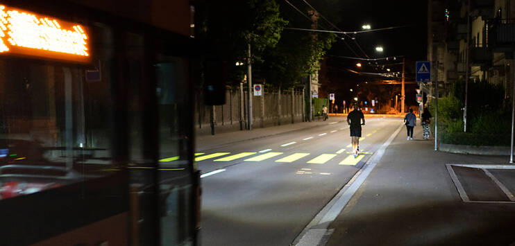 Ein E-Trotti darf maximal 20 km/h fahren: Die Stadtpolizei Zürich zog ein Gefährt aus dem Verkehr, das 77 km/h erreichte. (Symbolbild: KEYSTONE/GAETAN BALLY)