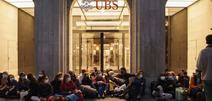 Die Aktivistinnen und Aktivisten von Klimastreik Schweiz blockieren die Eingänge der Grossbanken UBS und CS in Zürich. (Bild: Klimastreik Schweiz)