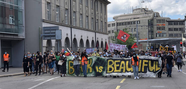 Rund 300 Personen haben in Winterthur gegen Rassismus demonstriert. (Bild: RADIO TOP/Ruëtsch Menzi)
