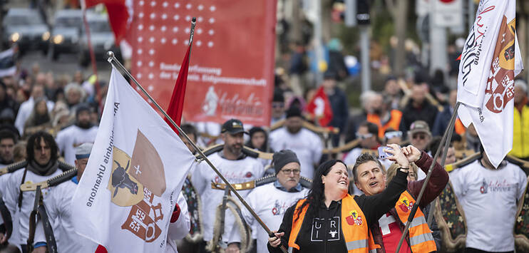 Corona-Massnahmengegner demonstrierten am Samstag in Zürich-Oerlikon. (Bild: KEYSTONE/ENNIO LEANZA)