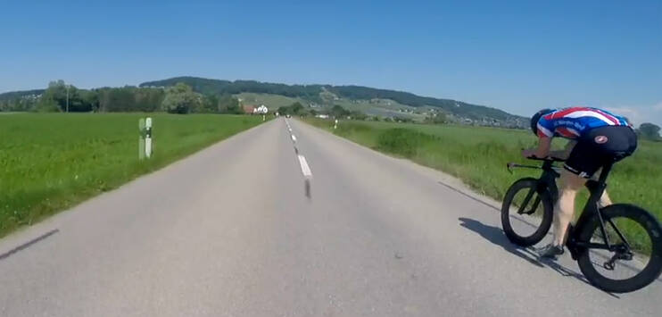 OK-Mitglied Ueli Brunschweiler hat sich für TELE TOP in voller Rennmontur aufs Rennrad geschwungen. (Screenshot: TELE TOP)