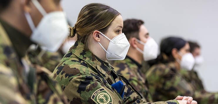 Schweizer Armeesoldaten des Spitalbataillons 2, die FFP2-Masken tragen, erhalten vor Dienstantritt Informationen, um die Kantone im Kampf gegen das Coronavirus (Covid-19) am Montag, 27. Dezember 2021, in der Moudon-Kaserne zu unterstützen. (Bild: KEYSTONE/Jean-Christophe Bott)