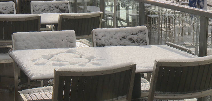 Weisse Tische und Stühle auf der Prodalp SG. (Bild: BRK NEWS)
