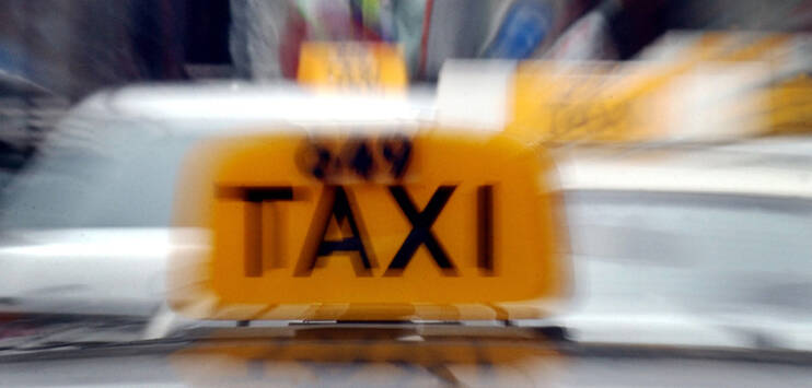Das Zürcher Taxigesetz tritt auf 2024 in Kraft: Der Regierungsrat hat Bewilligungen, Taxilampen und Limousinenplaketten geregelt. (Symbolbild: KEYSTONE/EDDY RISCH)