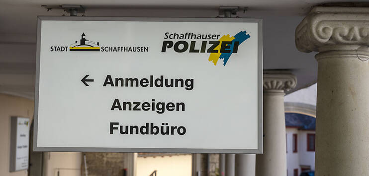 Ein junger Mann hat am Montagabend in der Stadt Schaffhausen ein Messer gezückt und einen Polizeieinsatz ausgelöst. (Bild: KEYSTONE/CHRISTIAN BEUTLER)