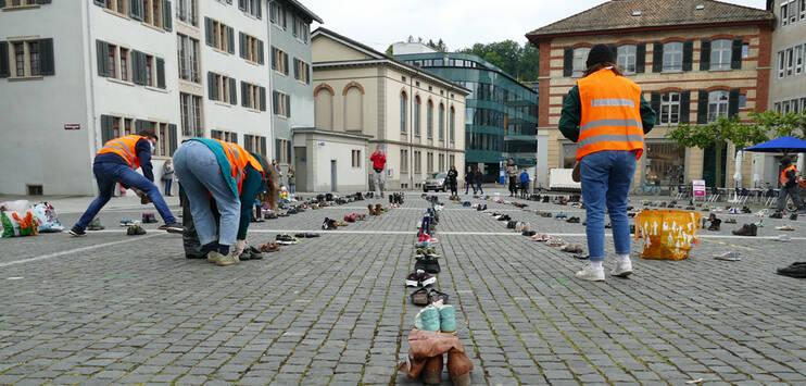Die Klimastreikenden platzierten hunderte Schuhe auf dem Winterthurer Neumarkt. (Bild: RADIO TOP/Marian Märki)