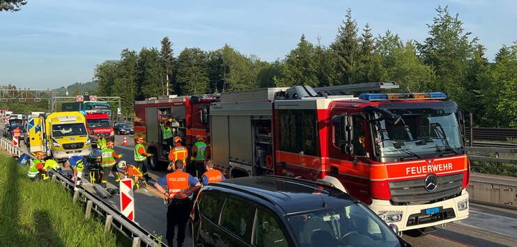Die Autobahnausfahrt St.Gallen-Kreuzbleiche war während zwei Stunden gesperrt. Es kam im morgendlichen Frühverkehr zu Verkehrsbehinderungen. (Bild: Kantonspolizei St.Gallen)