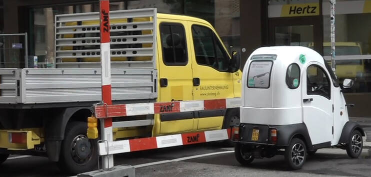 Die Enuu Elektromobile dürfen in Zürich weiterhin angeboten werden, allerdings nicht mehr so viele wie bisher. (Screenshot: TELE TOP/Robin Fritschi)