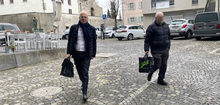 Der angeklagte Ulrich K. (rechts) auf dem Weg in das Bezirksgebäude in Arbon TG (Bild: Nino Vinzens)