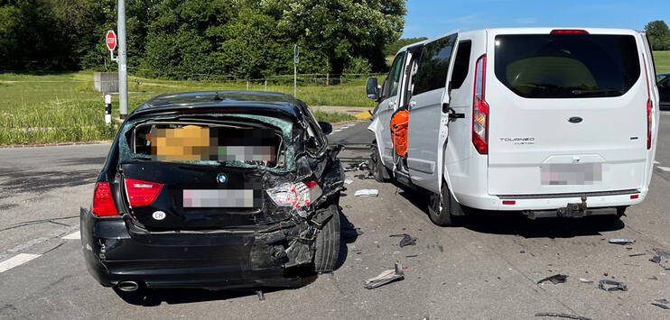 Beim Unfall in Lamperswil TG wurden die beiden Autofahrerinnen leicht verletzt. (Bild: Kantonspolizei Thurgau)